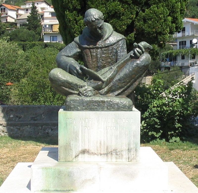 Spomenik fra Andriji Kačiću Miošiću u Bristu.