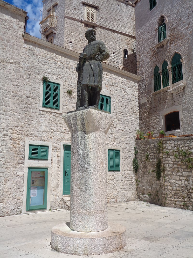 Kip Jurja Dalmatinca, u Šibeniku.
